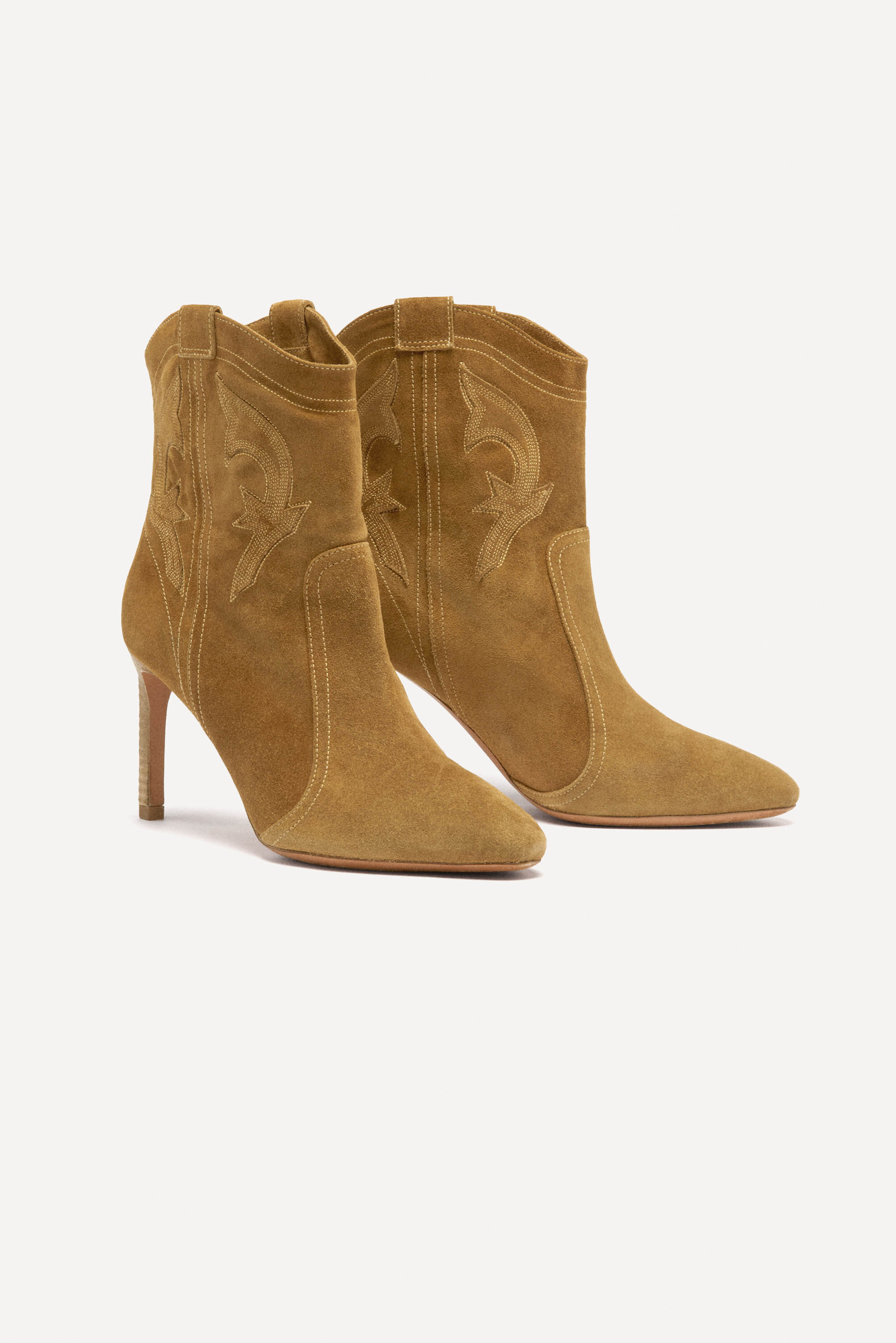 STIEFEL CAITLIN