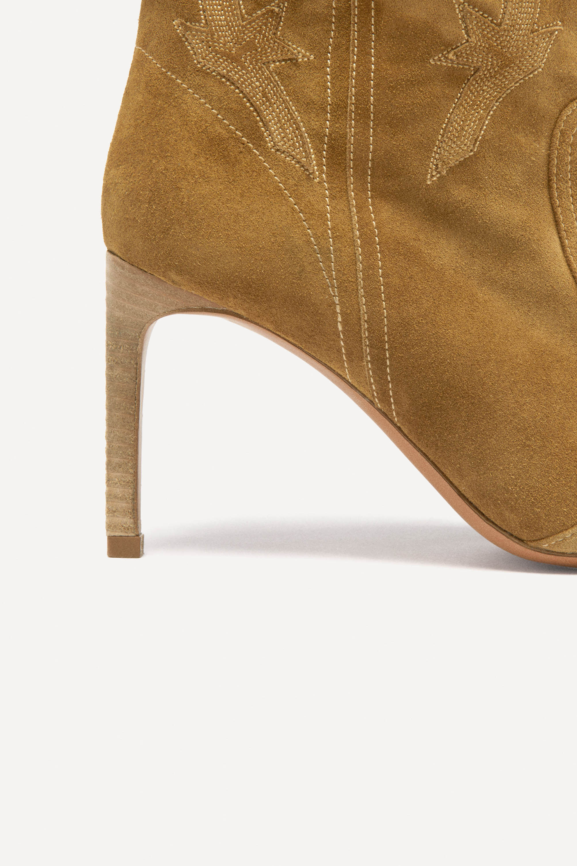 STIEFEL CAITLIN