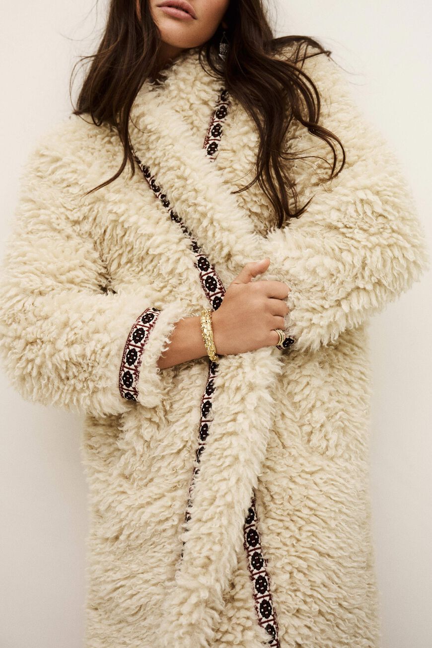 coat CAIS