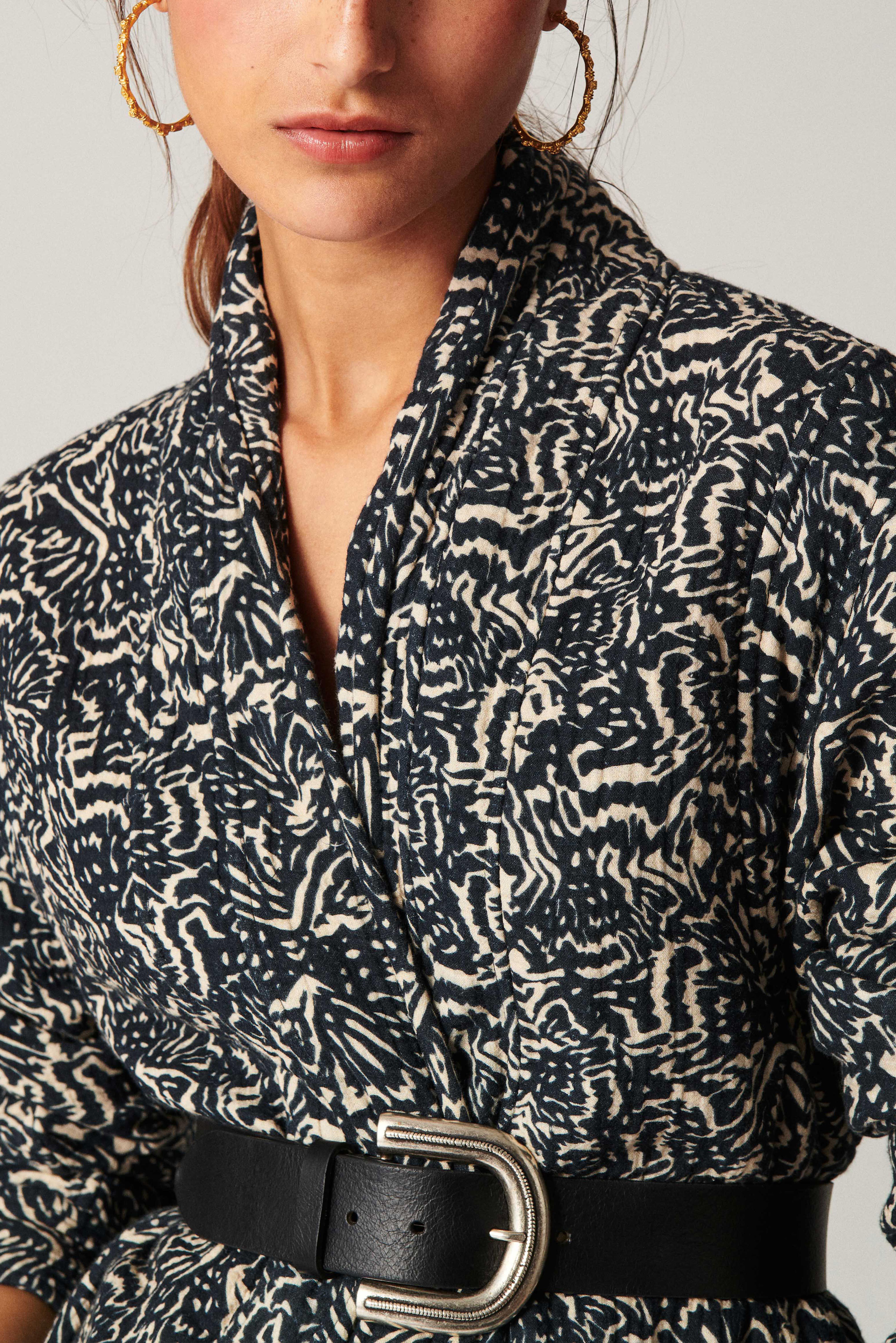 COAT LINGER