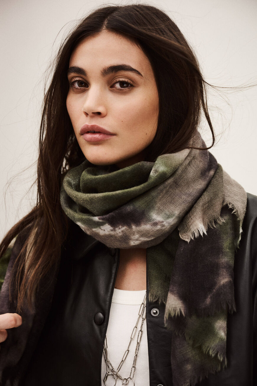 scarf SOFIA