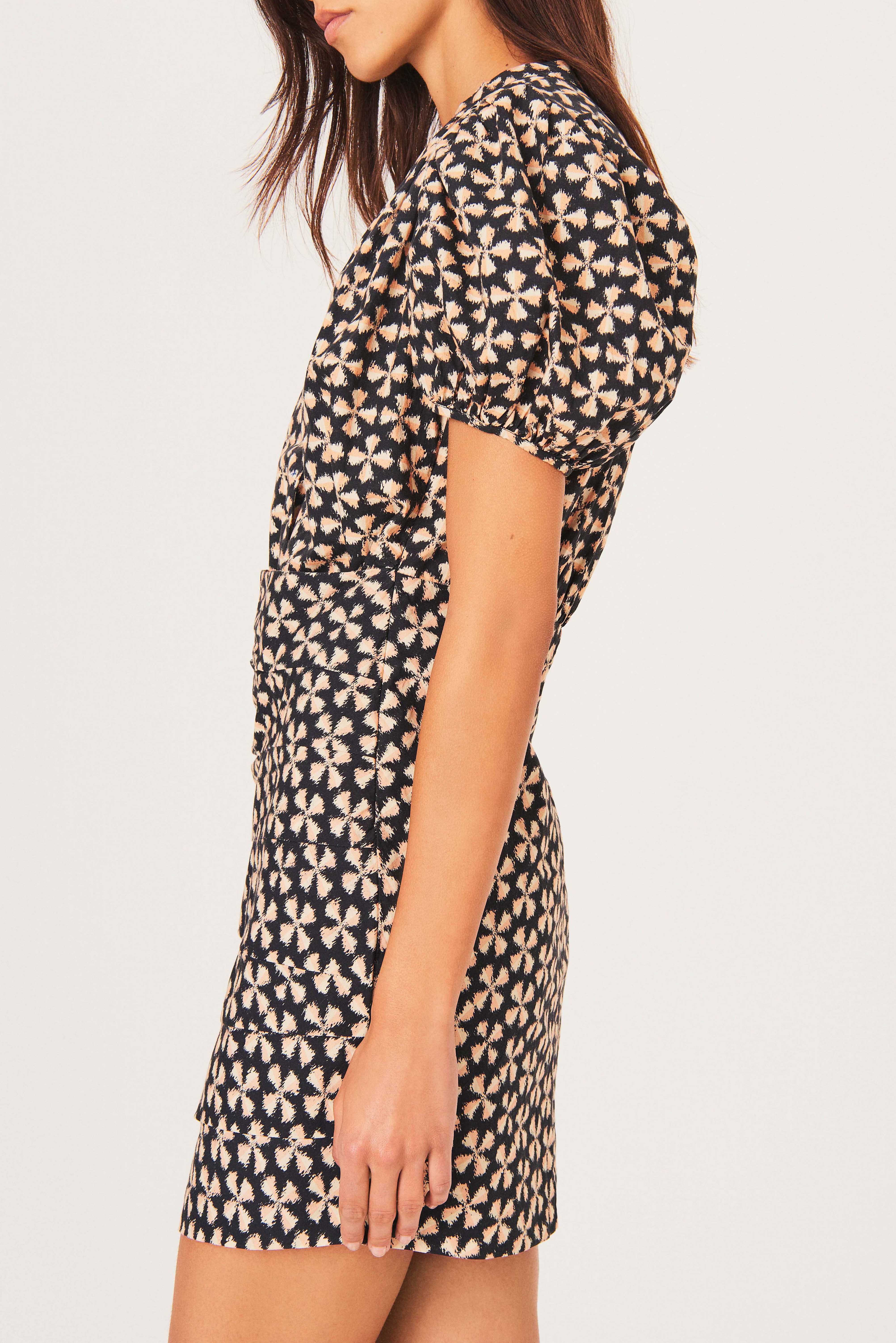DRESS COME