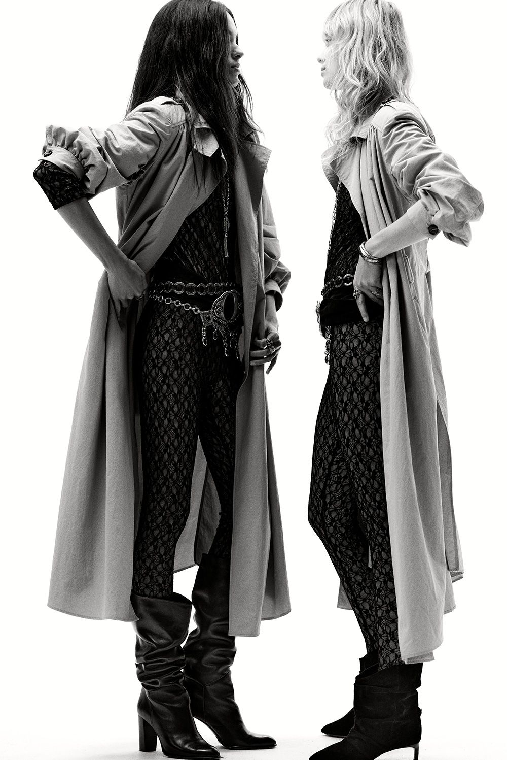 Les mannequins portent des bottines &agrave; talons, des trench-coats et des accessoires