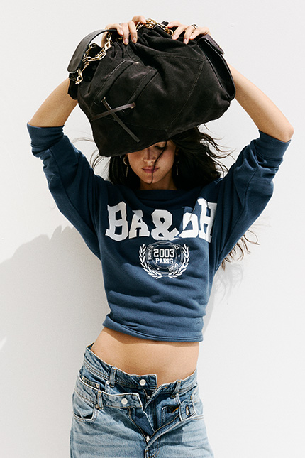 The model is wearing the new June multipocket bag 