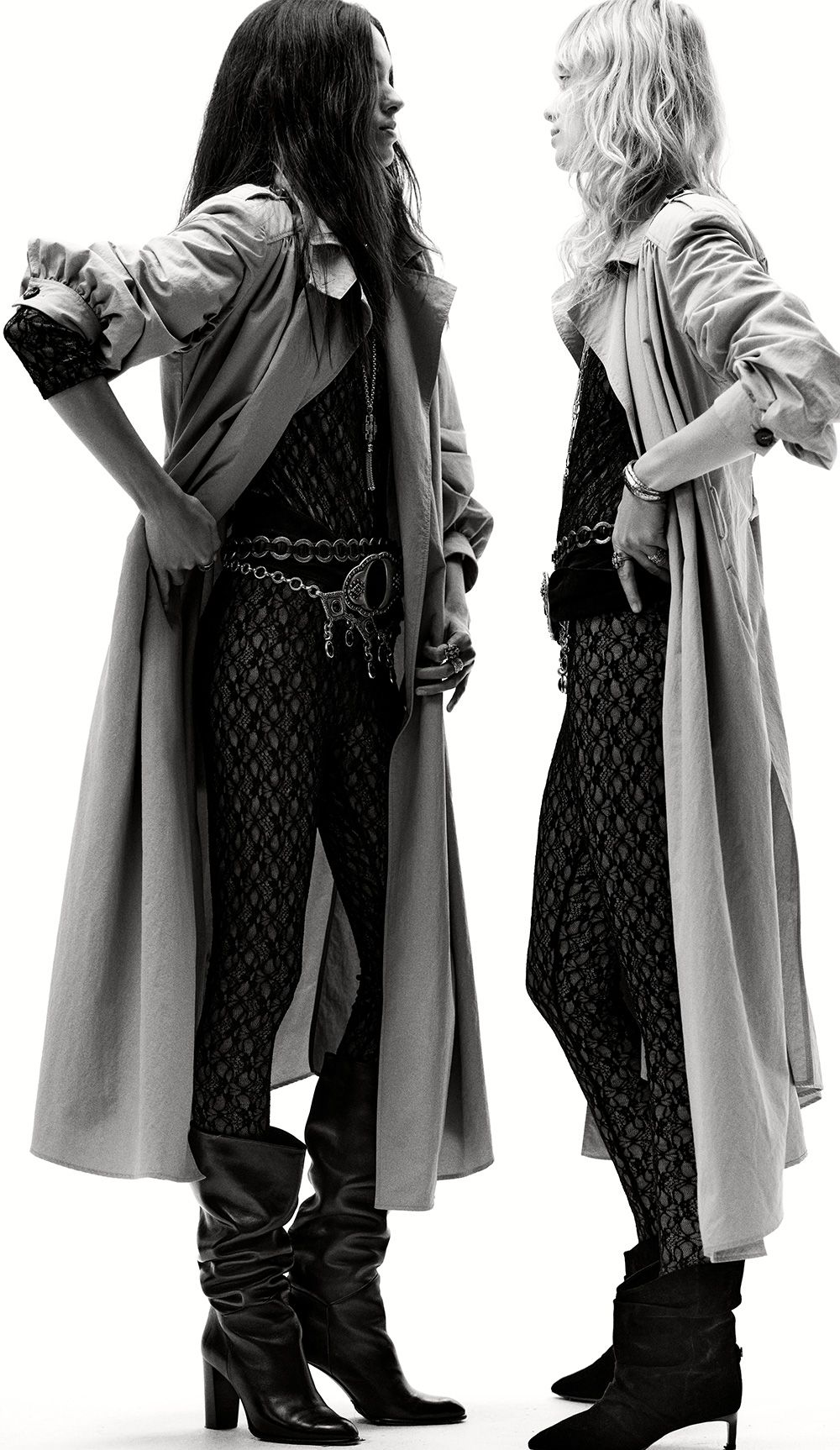 Les mannequins portent des bottines &agrave; talons, des trench-coats et des accessoires