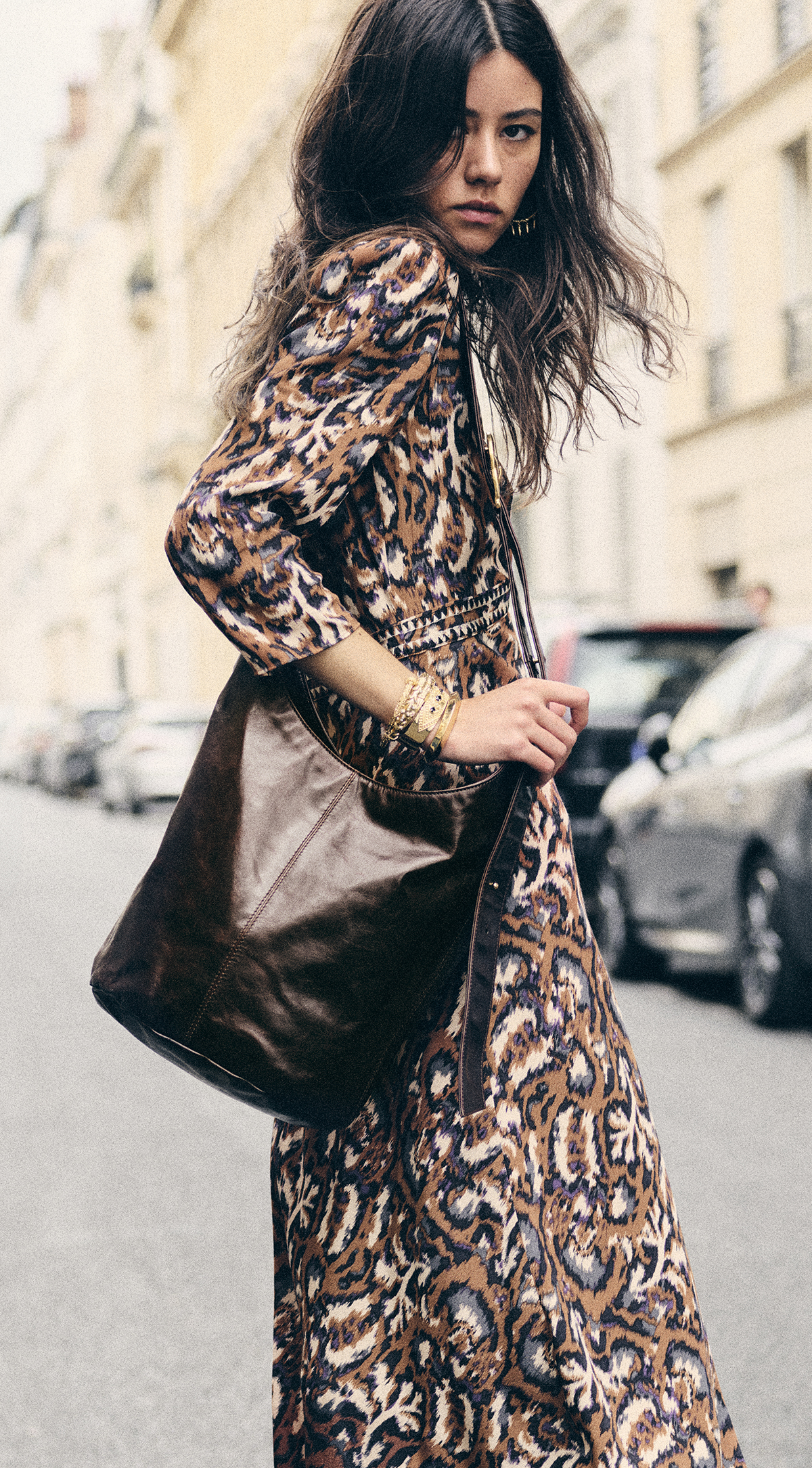 The YouYou bag, the ba&sh carryall bag. Woman wearing the youyoubag in a supple chocolat leather. 